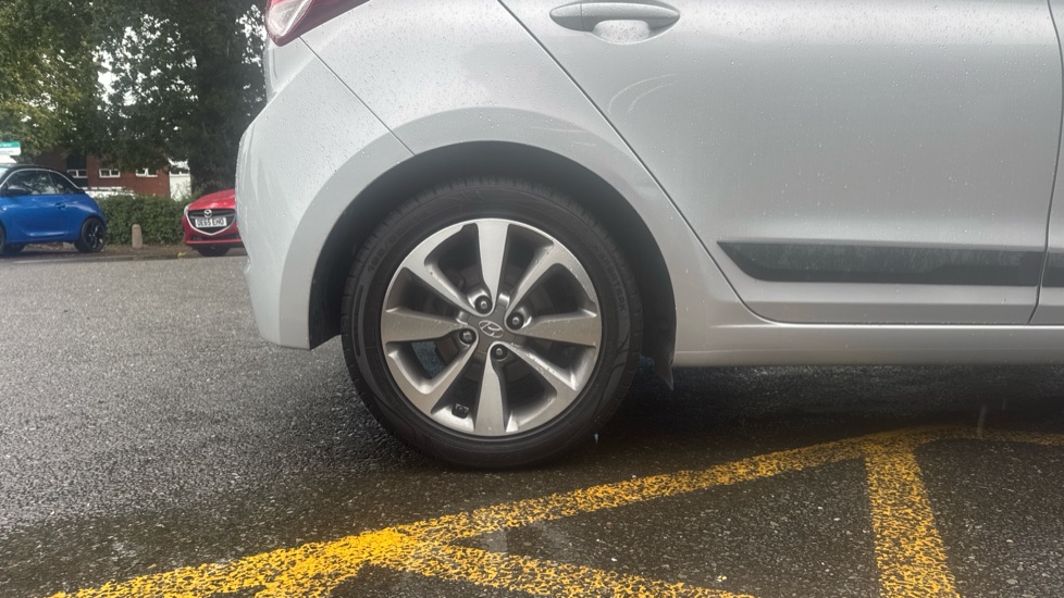Hyundai i20 1.2 Premium Nav 5dr Petrol Hatchback - Image 7