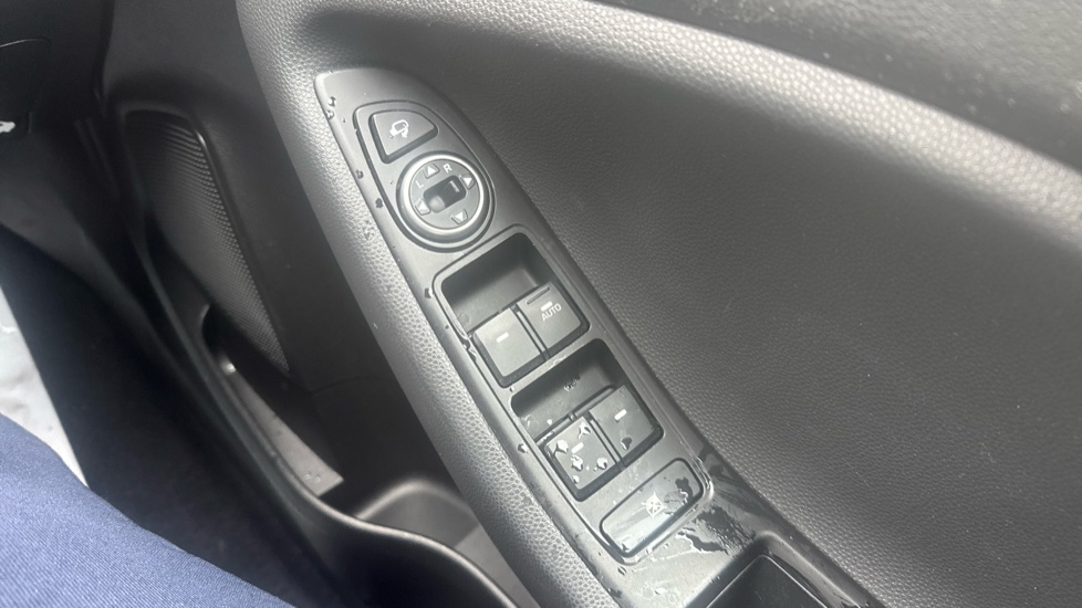 Hyundai i20 1.2 Premium Nav 5dr Petrol Hatchback - Image 21