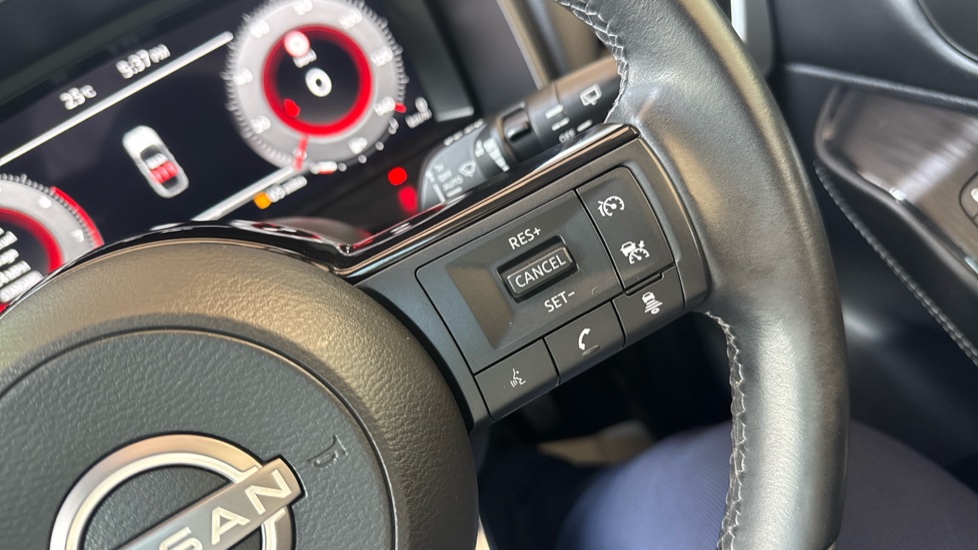 Nissan Qashqai 1.3 DiG-T MH N-Connecta 5dr Petrol Hatchback - Image 27