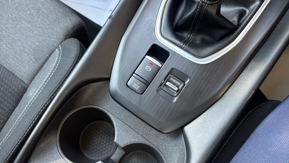 Nissan Qashqai 1.3 DiG-T MH N-Connecta 5dr Petrol Hatchback - Image 31