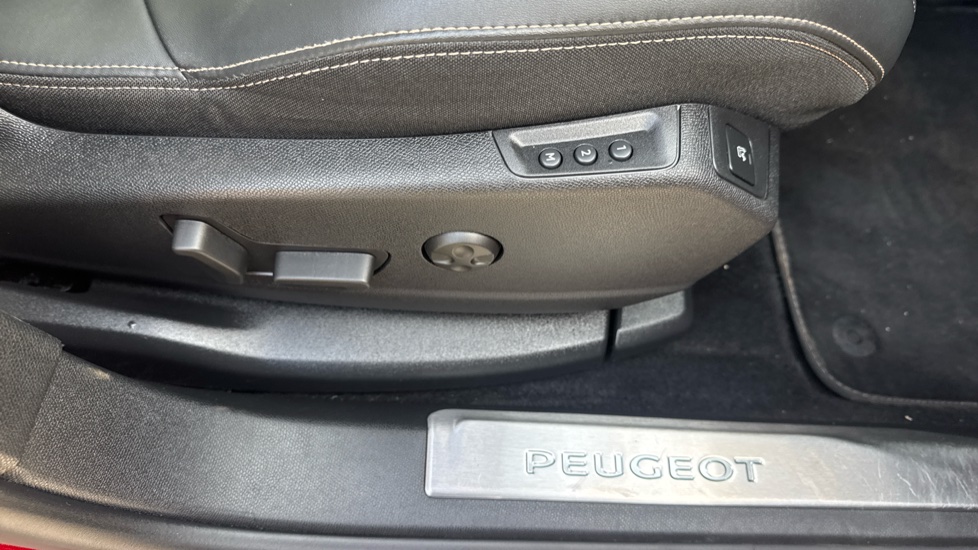 Peugeot 3008 1.5 BlueHDi GT Premium 5dr EAT8 Diesel Estate - Image 29