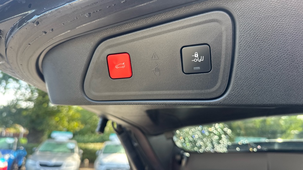 Peugeot 3008 1.5 BlueHDi GT Premium 5dr EAT8 Diesel Estate - Image 32
