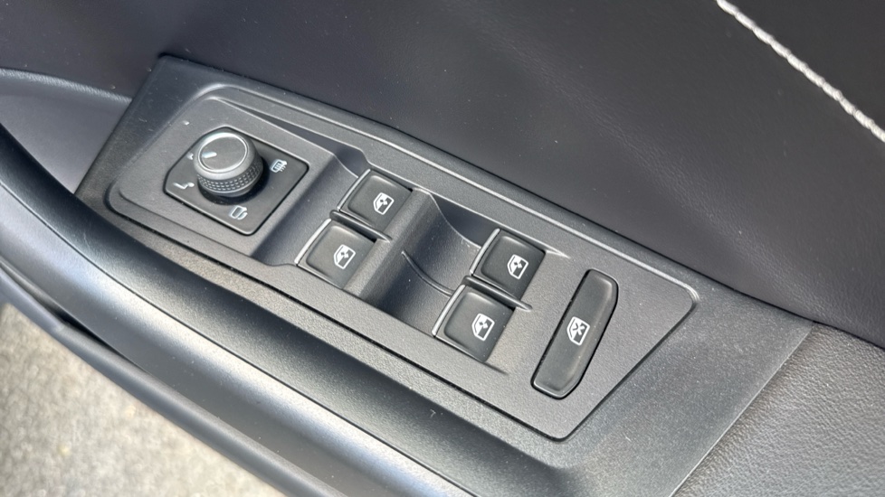 Volkswagen T-Roc 1.5 TSI Style 5dr Petrol Hatchback - Image 38