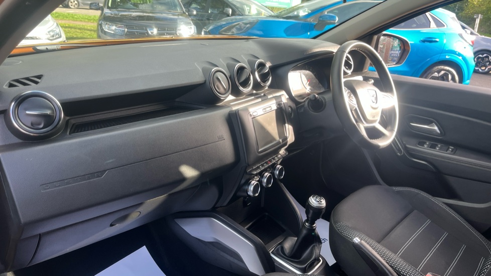 Dacia Duster 1.6 SCe Prestige 5dr Petrol Estate - Image 9