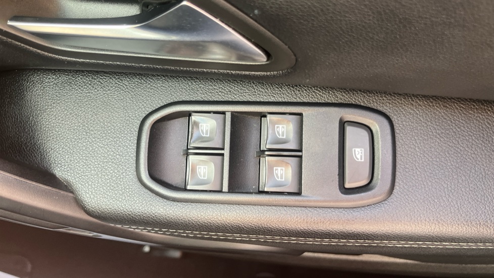 Dacia Duster 1.6 SCe Prestige 5dr Petrol Estate - Image 20
