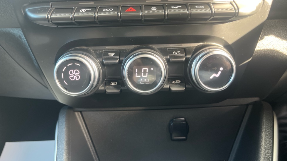 Dacia Duster 1.6 SCe Prestige 5dr Petrol Estate - Image 35