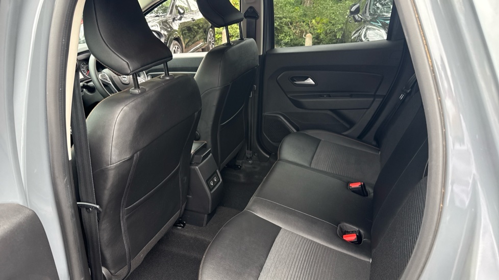 Dacia Duster 1.3 TCe 150 Extreme SE 5dr EDC Petrol Estate - Image 16
