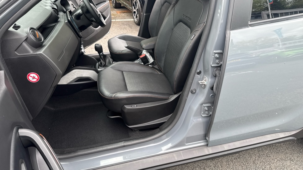 Dacia Duster 1.3 TCe 150 Extreme SE 5dr EDC Petrol Estate - Image 39