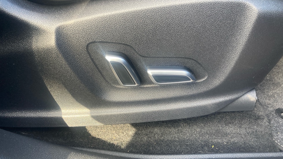 MG HS 1.5 T-GDI Exclusive 5dr Petrol Hatchback - Image 38