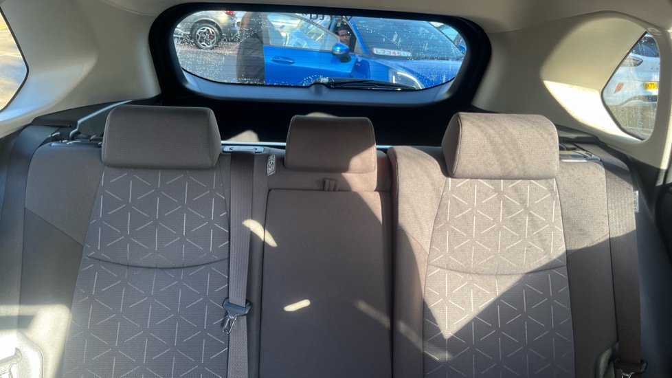 Toyota RAV4 2.5 VVT-i Hybrid Design 5dr CVT Hybrid Estate - Image 15
