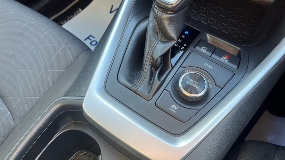 Toyota RAV4 2.5 VVT-i Hybrid Design 5dr CVT Hybrid Estate - Image 32