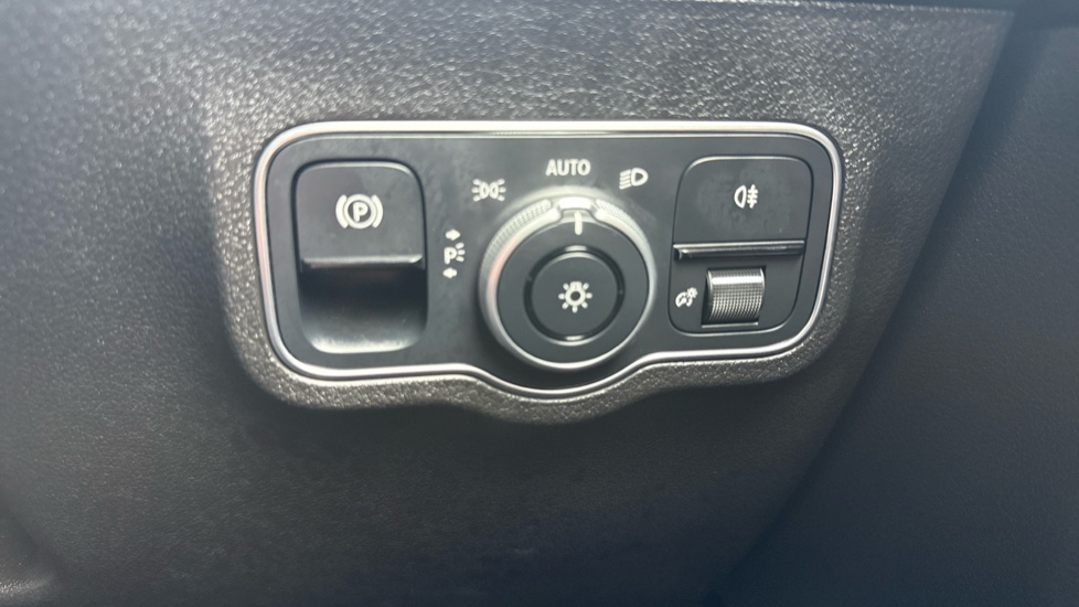 Mercedes-Benz GLB 200 AMG Line Premium 5dr 7G-Tronic Petrol Estate - Image 26
