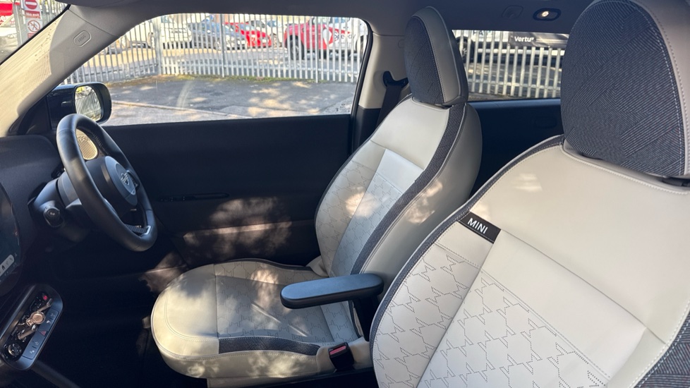 MINI Cooper 160kW SE Classic 54kWh 3dr Auto Electric Hatchback - Image 16