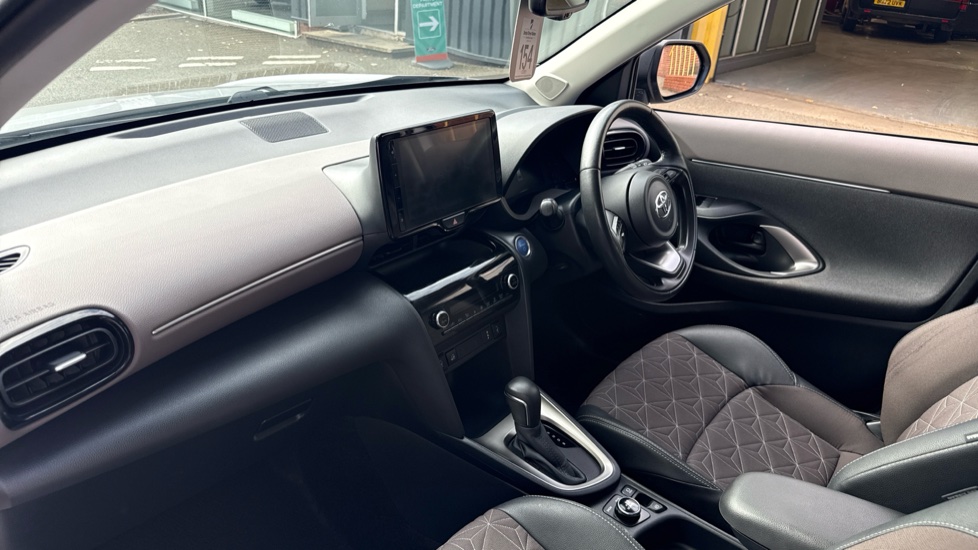 Toyota Yaris Cross 1.5 Hybrid Excel AWD 5dr CVT Hybrid Estate - Image 9
