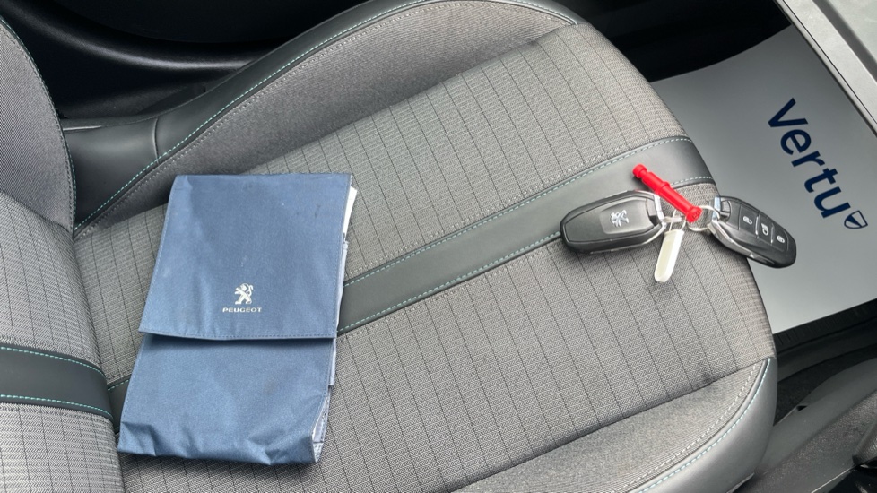 Peugeot 2008 100kW Allure Premium 50kWh 5dr Auto Electric Estate - Image 19