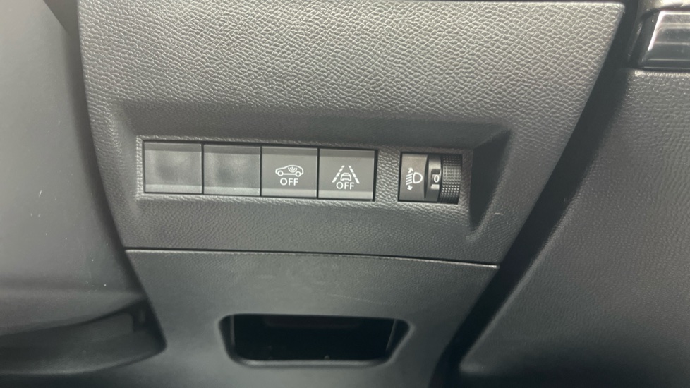 Peugeot 2008 100kW Allure Premium 50kWh 5dr Auto Electric Estate - Image 22