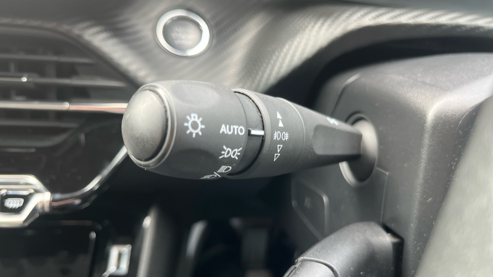Peugeot 2008 100kW Allure Premium 50kWh 5dr Auto Electric Estate - Image 24