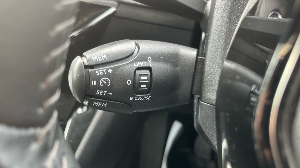 Peugeot 2008 100kW Allure Premium 50kWh 5dr Auto Electric Estate - Image 25