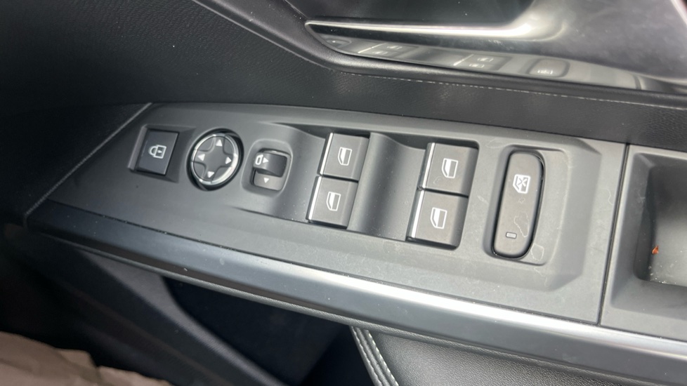 Peugeot 3008 157kW GT 73kWh 5dr Auto Electric Estate - Image 19