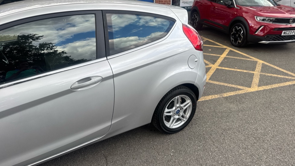 Ford Fiesta 1.6 Zetec 3dr Powershift Petrol Hatchback - Image 31