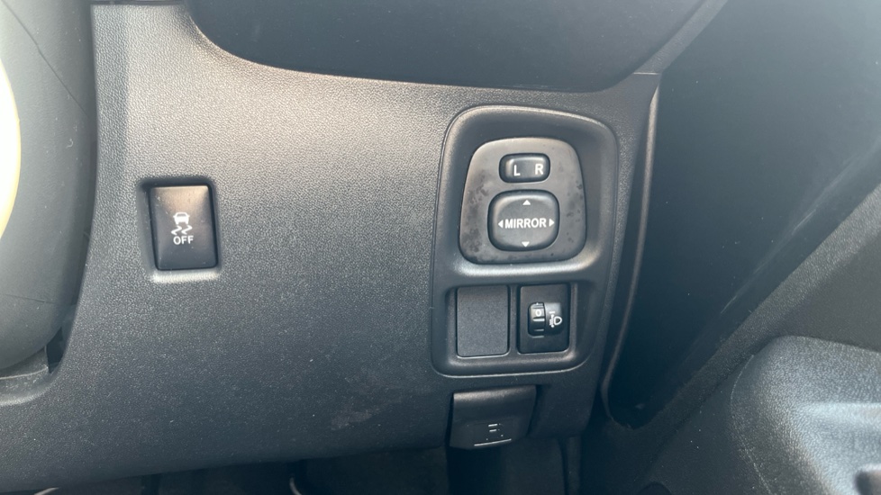 Toyota Aygo 1.0 VVT-i X-Clusiv 3 5dr Petrol Hatchback - Image 24