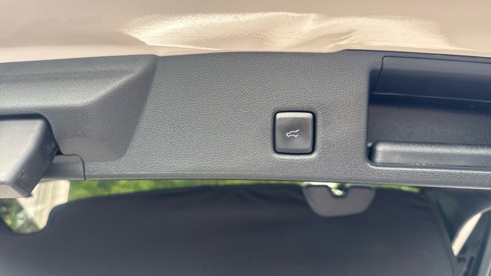 Ford Kuga 2.5 FHEV ST-Line X Edition 5dr CVT Hybrid Estate - Image 28
