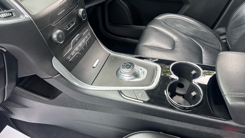 Ford S-MAX 2.5 FHEV 190 Titanium 5dr CVT Hybrid Estate - Image 13