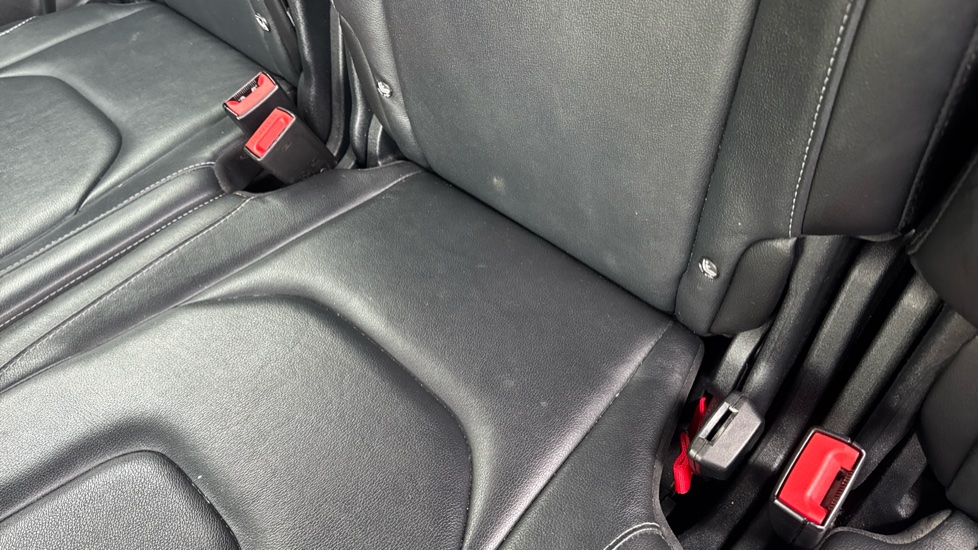 Ford S-MAX 2.5 FHEV 190 Titanium 5dr CVT Hybrid Estate - Image 17