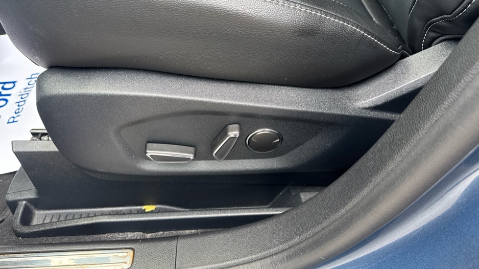 Ford S-MAX 2.5 FHEV 190 Titanium 5dr CVT Hybrid Estate - Image 27