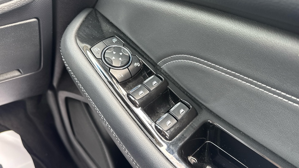 Ford S-MAX 2.5 FHEV 190 Titanium 5dr CVT Hybrid Estate - Image 40