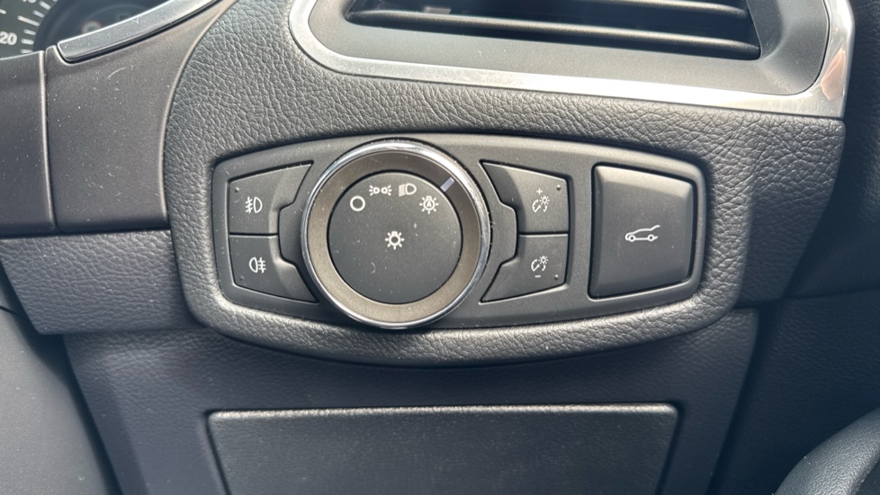 Ford S-MAX 2.5 FHEV 190 Titanium 5dr CVT Hybrid Estate - Image 42