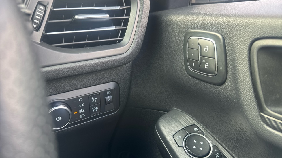 Ford Kuga 2.5 PHEV ST-Line X 5dr CVT Estate - Image 40