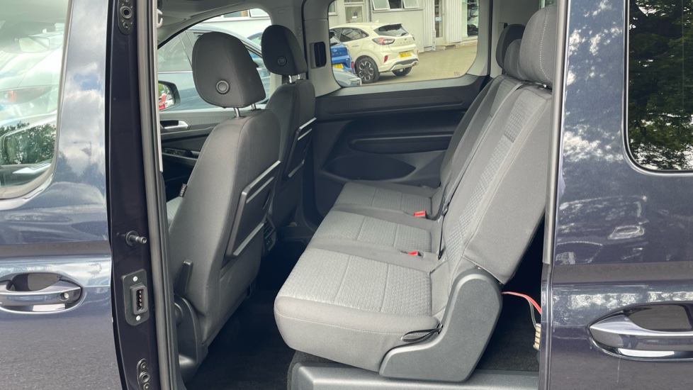 Ford Tourneo Connect 2.0 EcoBlue Titanium 5dr [7 seat] Diesel Estate - Image 16
