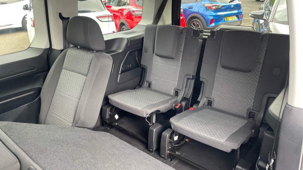 Ford Tourneo Connect 2.0 EcoBlue Titanium 5dr [7 seat] Diesel Estate - Image 36