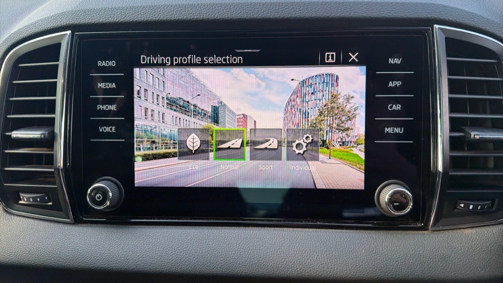 Skoda Karoq 1.0 TSI SE L 5dr Petrol Estate - Image 39