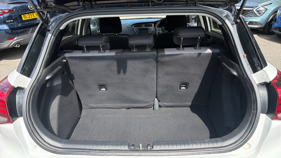 Hyundai i20 1.2 MPi Play 5dr Petrol Hatchback - Image 4