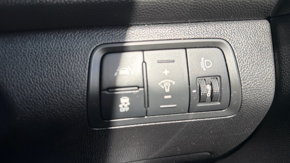 Hyundai i20 1.2 MPi Play 5dr Petrol Hatchback - Image 27