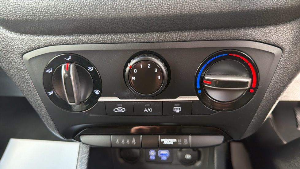 Hyundai i20 1.2 MPi Play 5dr Petrol Hatchback - Image 41