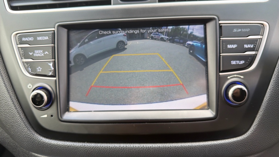 Hyundai i20 1.2 MPi Play 5dr Petrol Hatchback - Image 44