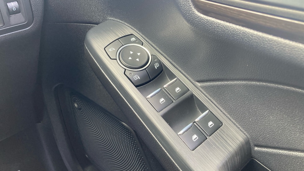 Ford Kuga 2.5 FHEV Vignale 5dr CVT Hybrid Estate - Image 43