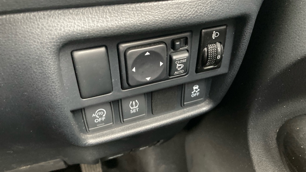 Nissan Juke 1.2 DiG-T N-Connecta 5dr Petrol Hatchback - Image 25