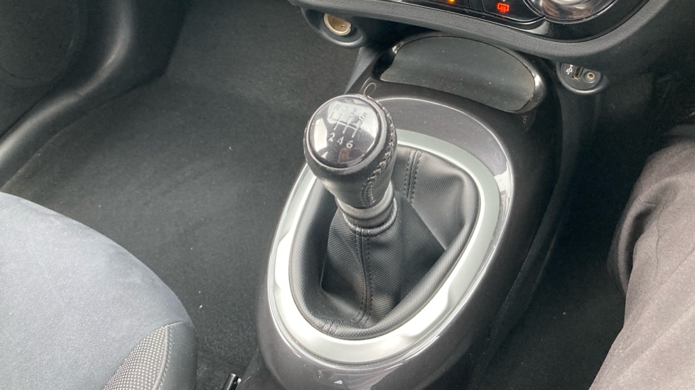 Nissan Juke 1.2 DiG-T N-Connecta 5dr Petrol Hatchback - Image 31
