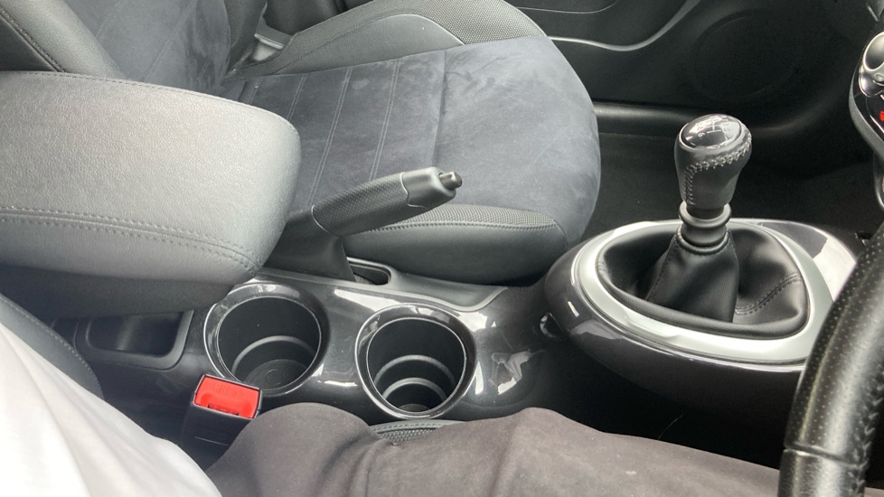 Nissan Juke 1.2 DiG-T N-Connecta 5dr Petrol Hatchback - Image 32