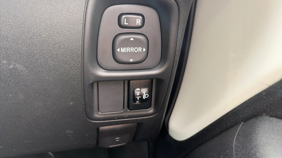 Toyota Aygo 1.0 VVT-i X-Press 5dr Petrol Hatchback - Image 25