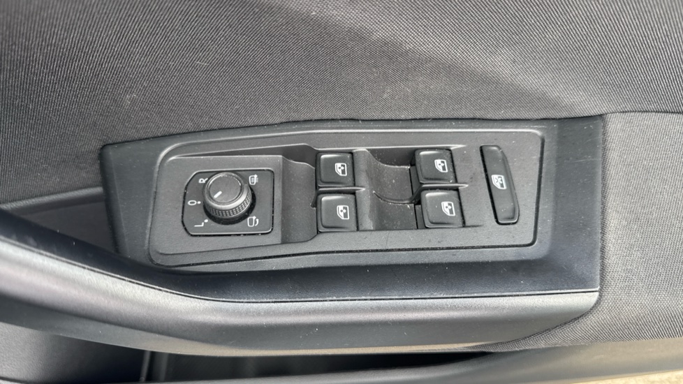 Volkswagen T-Roc 1.0 TSI Life 5dr Petrol Hatchback - Image 30