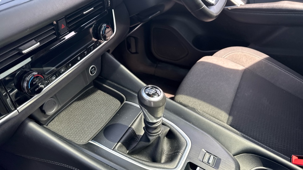 Nissan Qashqai 1.3 DiG-T MH N-Connecta 5dr Petrol Hatchback - Image 13