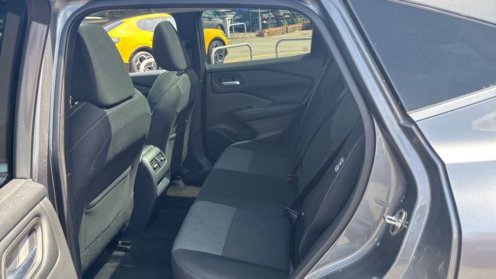 Nissan Qashqai 1.3 DiG-T MH N-Connecta 5dr Petrol Hatchback - Image 16