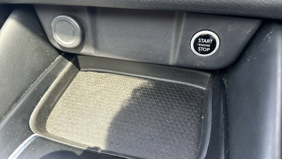 Nissan Qashqai 1.3 DiG-T MH N-Connecta 5dr Petrol Hatchback - Image 21