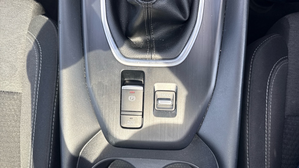 Nissan Qashqai 1.3 DiG-T MH N-Connecta 5dr Petrol Hatchback - Image 22