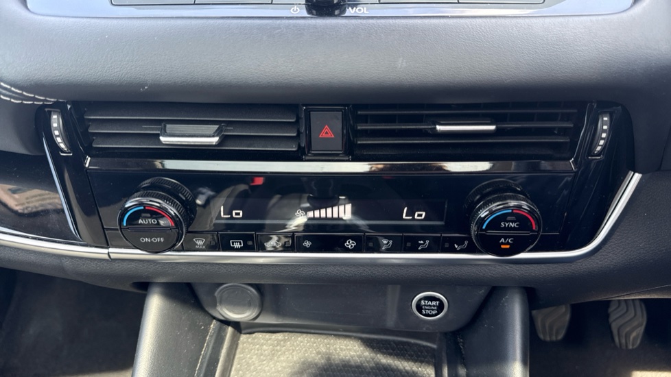 Nissan Qashqai 1.3 DiG-T MH N-Connecta 5dr Petrol Hatchback - Image 23